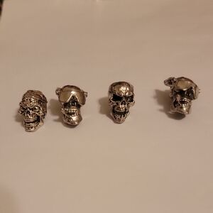 Skull intern pendant